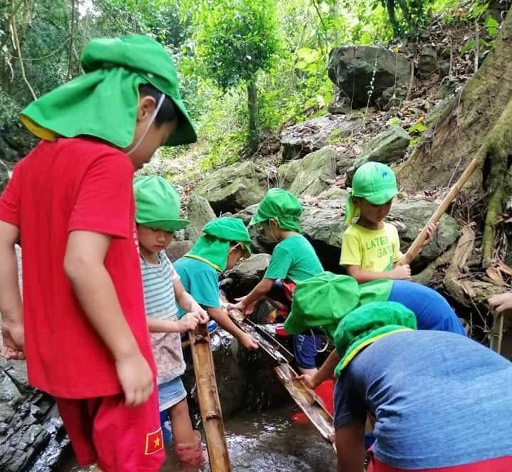 Học sinh trong một chương trình trải nghiệm thực tế