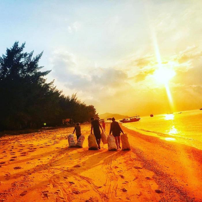 Khách du lịch tham gia một tua dọn rác