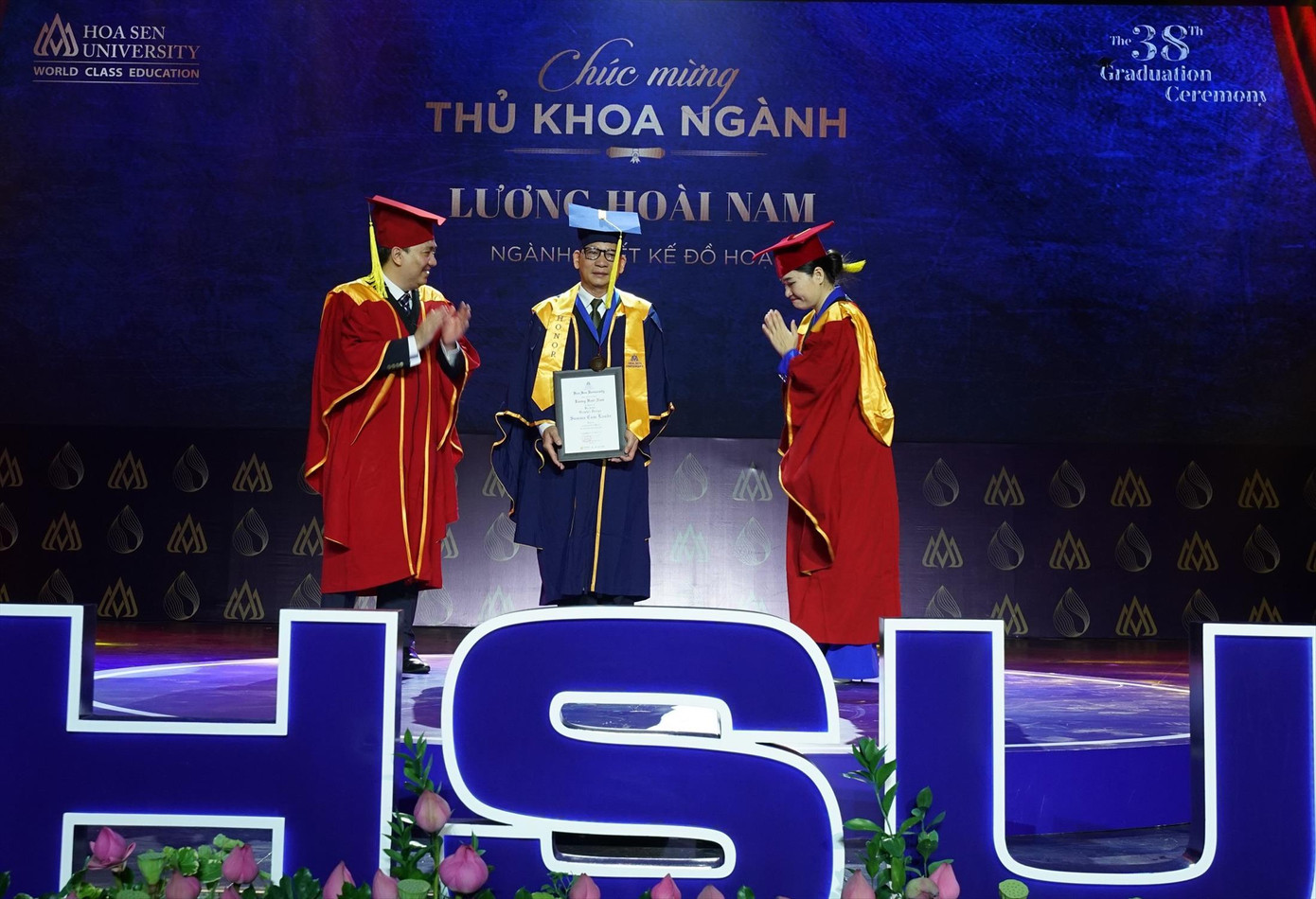 Ông Lương Vi Tửu (bố nam sinh Lương Hoài Nam) nhận bằng tốt nghiệp thay con