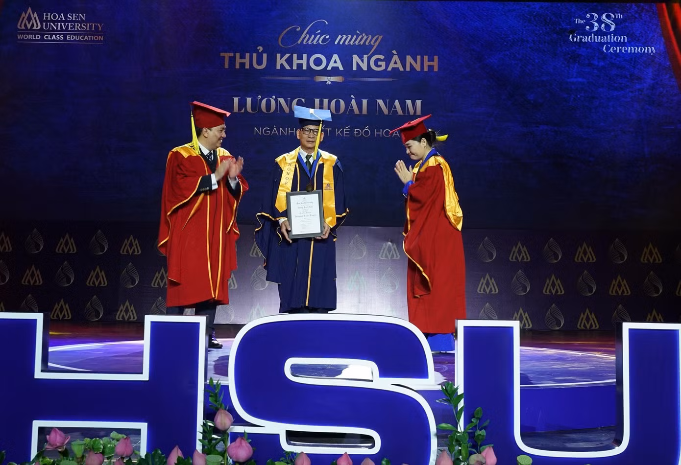 Ông Lương Vi Tửu (bố nam sinh Lương Hoài Nam) nhận bằng tốt nghiệp thay con Ông Lương Vi Tửu (bố nam sinh Lương Hoài Nam) nhận bằng tốt nghiệp thay con