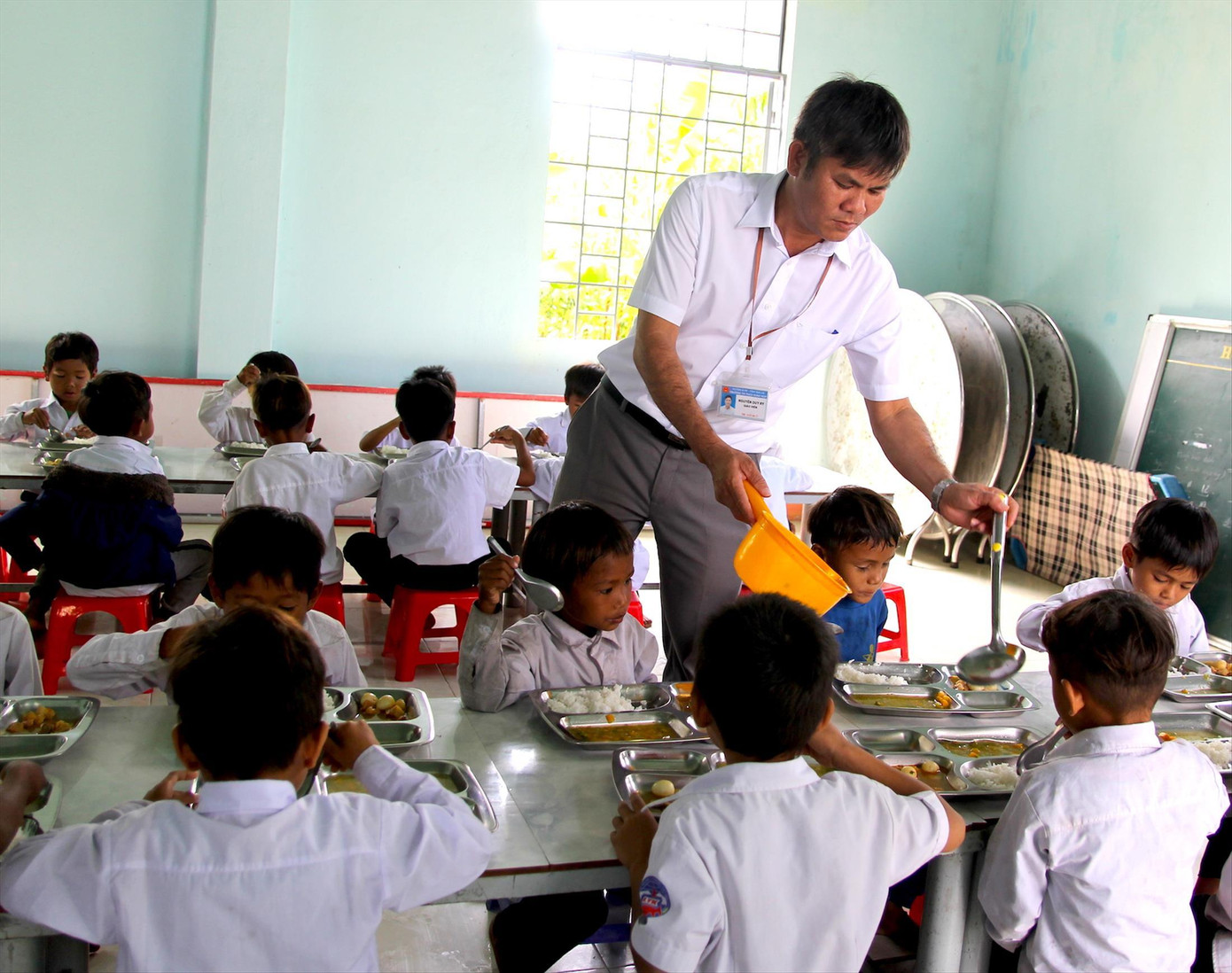 Các thầy chăm lo từng bữa ăn cho học trò