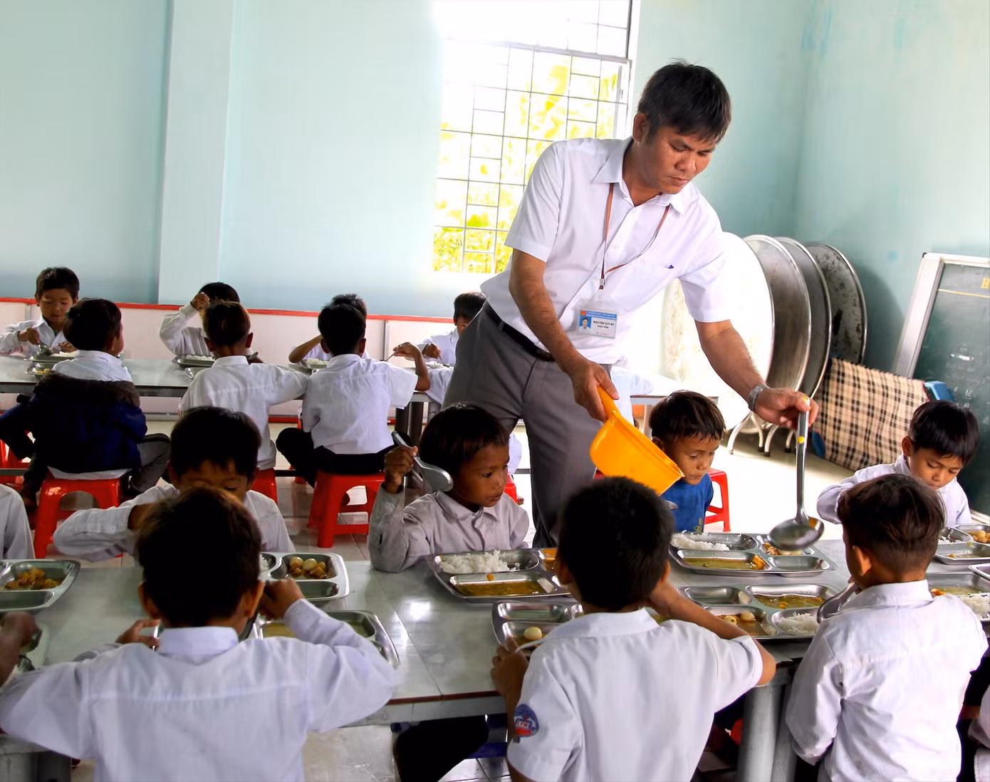 Các thầy chăm lo từng bữa ăn cho học trò Các thầy chăm lo từng bữa ăn cho học trò