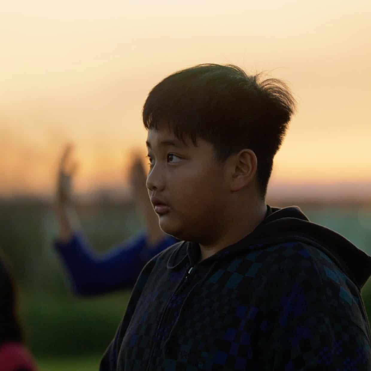 Brooklyn Jiang, 12 tuổi, giúp việc trong quán cà phê của gia đình ở một thị trấn ven biển nhỏ trên Đảo Bắc Brooklyn Jiang, 12 tuổi, giúp việc trong quán cà phê của gia đình ở một thị trấn ven biển nhỏ trên Đảo Bắc