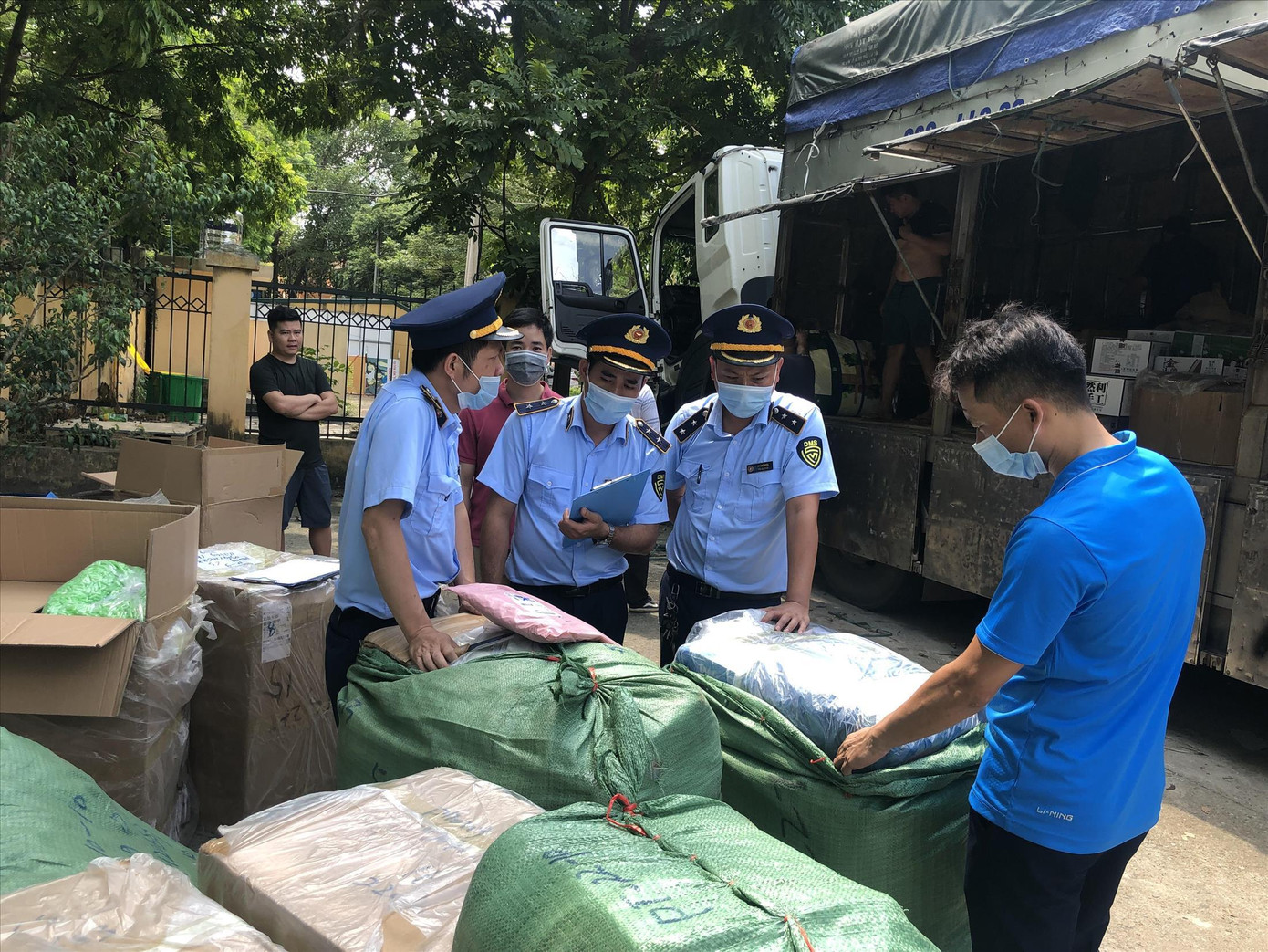 Hàng buôn lậu bị lực lượng chức năng Lạng Sơn tịch thu. Ảnh: Duy Chiến