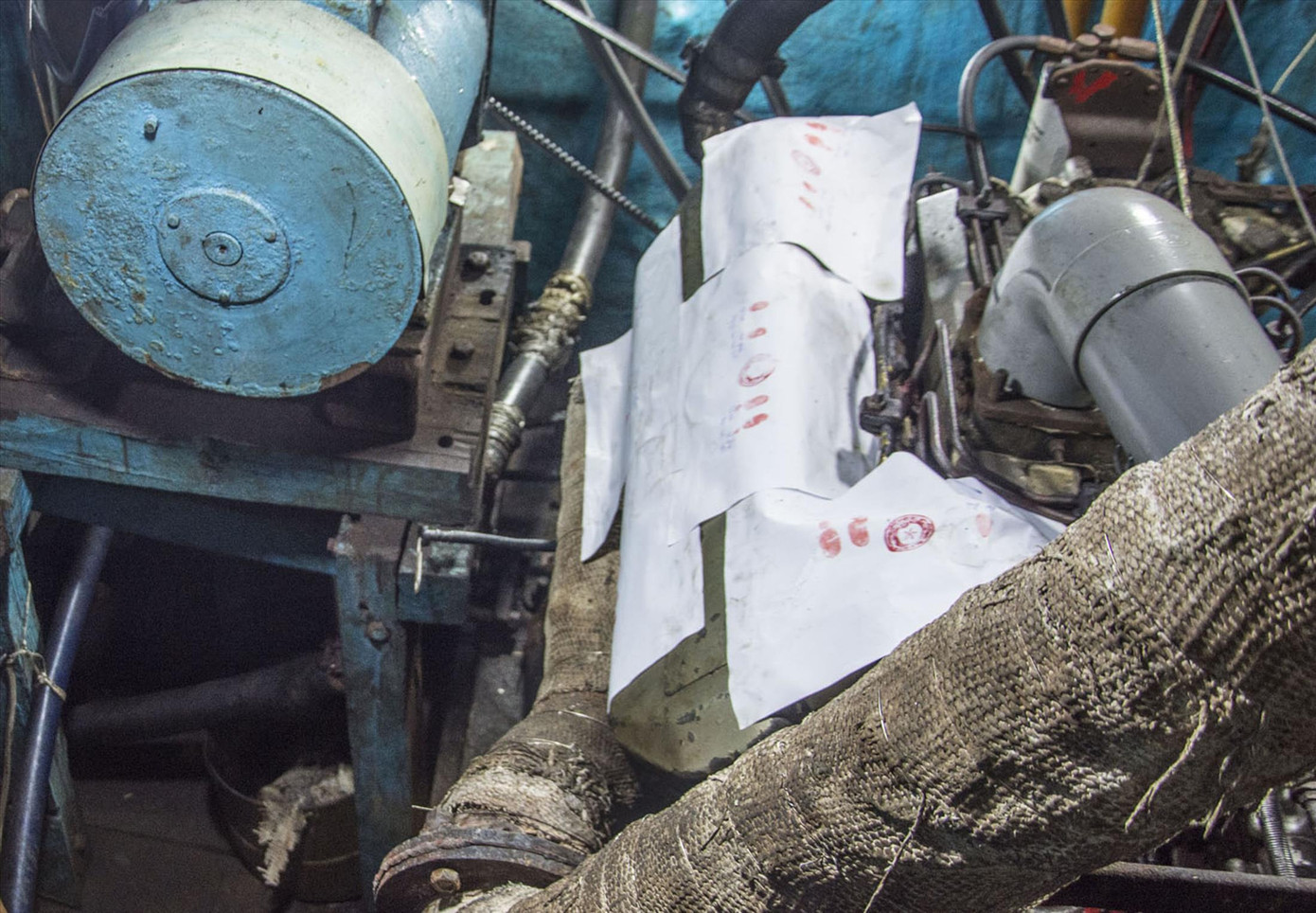 Máy tàu BV 93279 TS của thuyền trưởng Bùi Đức Động được niêm phong để điều tra vụ đổ cát, nước vào bồn nhớt (Ảnh: Hà Anh Đức).