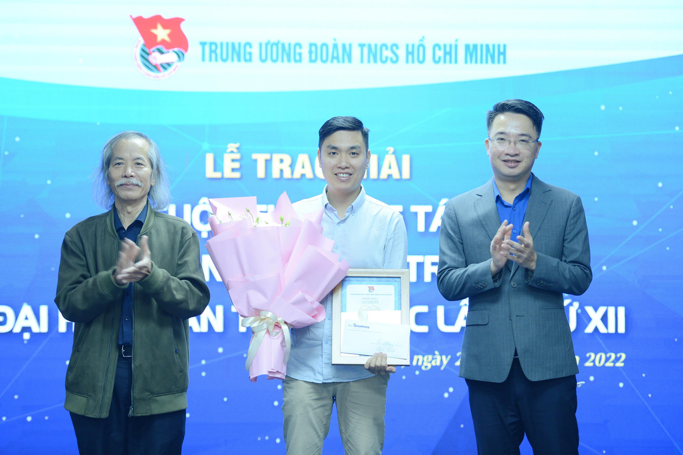 Bí thư T.Ư Đoàn Nguyễn Tường Lâm (bìa phải) và Chủ tịch Hội Mỹ thuật Việt Nam Lương Xuân Đoàn (bìa trái) trao giải Nhất cuộc thi sáng tác Logo Đại hội Đoàn toàn quốc lần thứ XII cho tác giả Vũ Hồng Quân. Ảnh: Dương Triều
