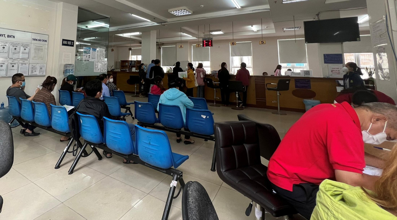 Khá đông NLĐ làm thủ tục tại BHXH TP Thủ Đức sáng 18/4. Ảnh: U.P