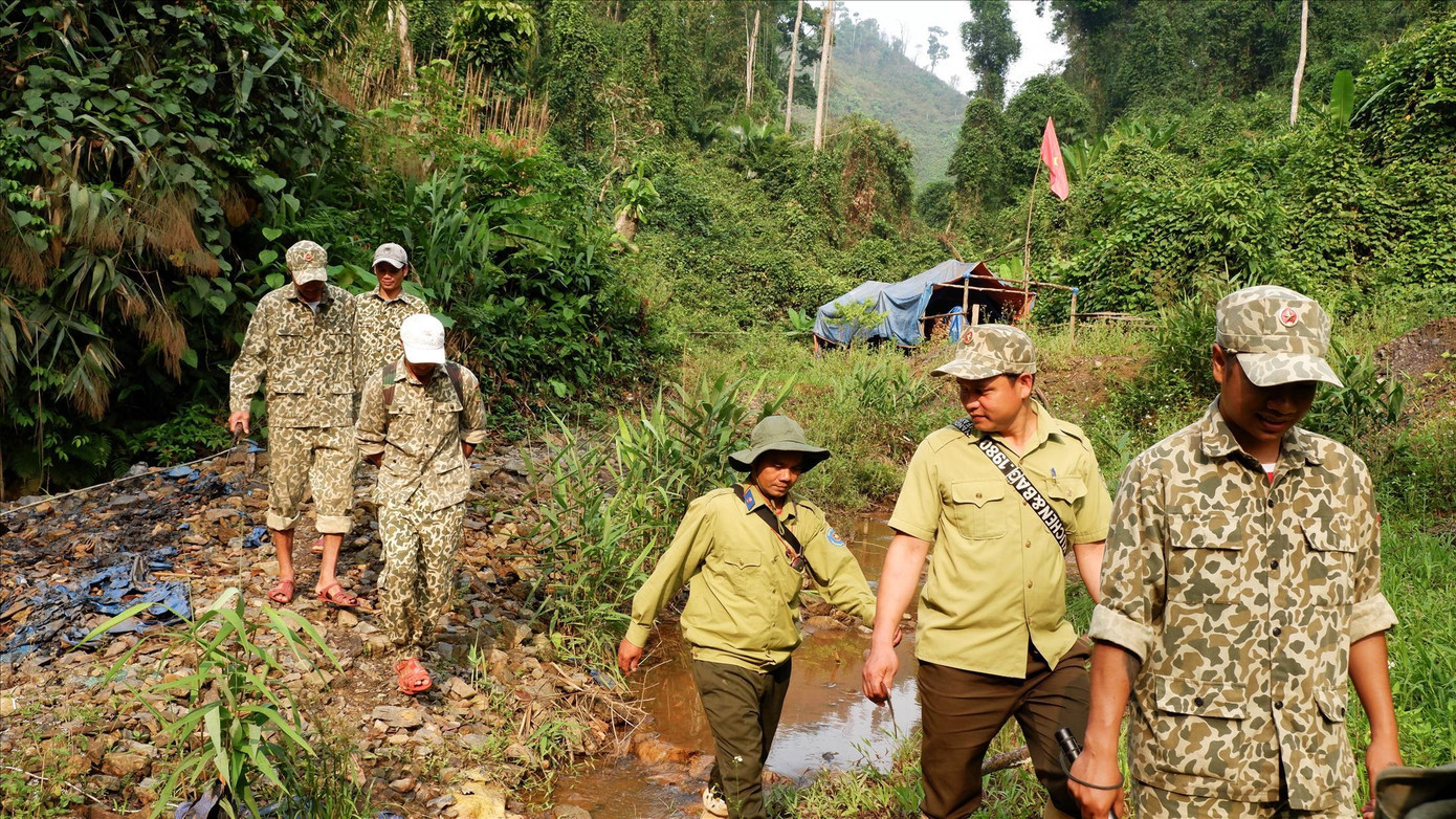 Tuần tra bảo vệ rừng ở bãi vàng khe Tà Vạt giữa vùng lõi rừng Sông Thanh. Ảnh: Nguyễn Thành