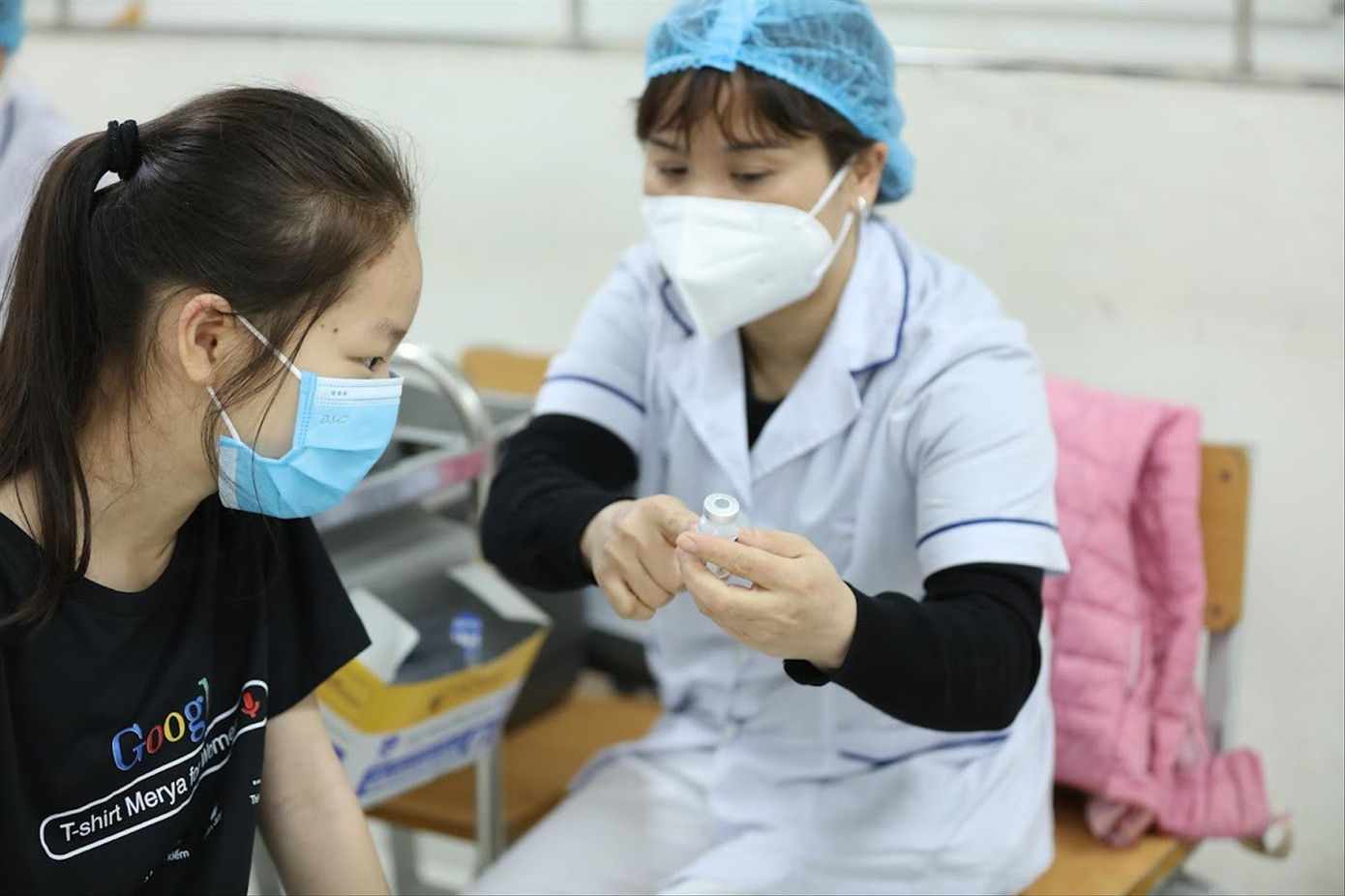 Các trường học chuẩn bị kỹ càng các điều kiện, phòng tránh phản ứng dây chuyền không mong muốn do tâm lý sợ tiêm của học sinh nhỏ tuổi. Ảnh: Như Ý Các trường học chuẩn bị kỹ càng các điều kiện, phòng tránh phản ứng dây chuyền không mong muốn do tâm lý sợ tiêm của học sinh nhỏ tuổi. Ảnh: Như Ý