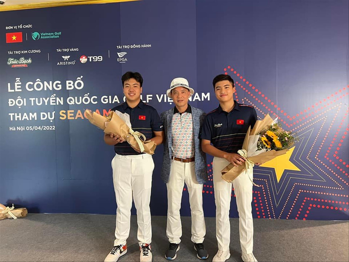 Hai anh em Quang Trí, Đặng Minh cùng bố trong buổi lễ ra mắt đội tuyển golf Việt Nam