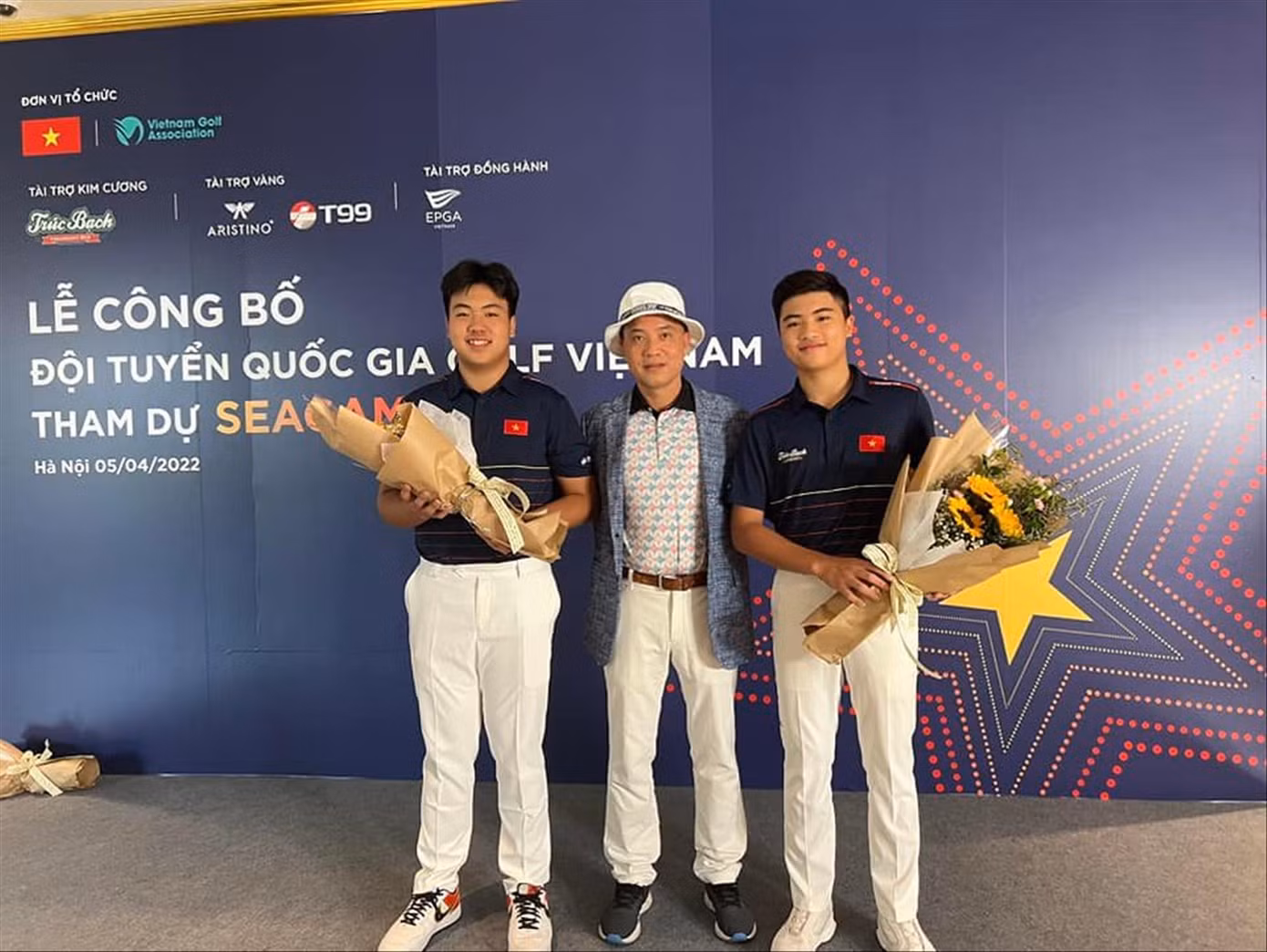 Hai anh em Quang Trí, Đặng Minh cùng bố trong buổi lễ ra mắt đội tuyển golf Việt Nam