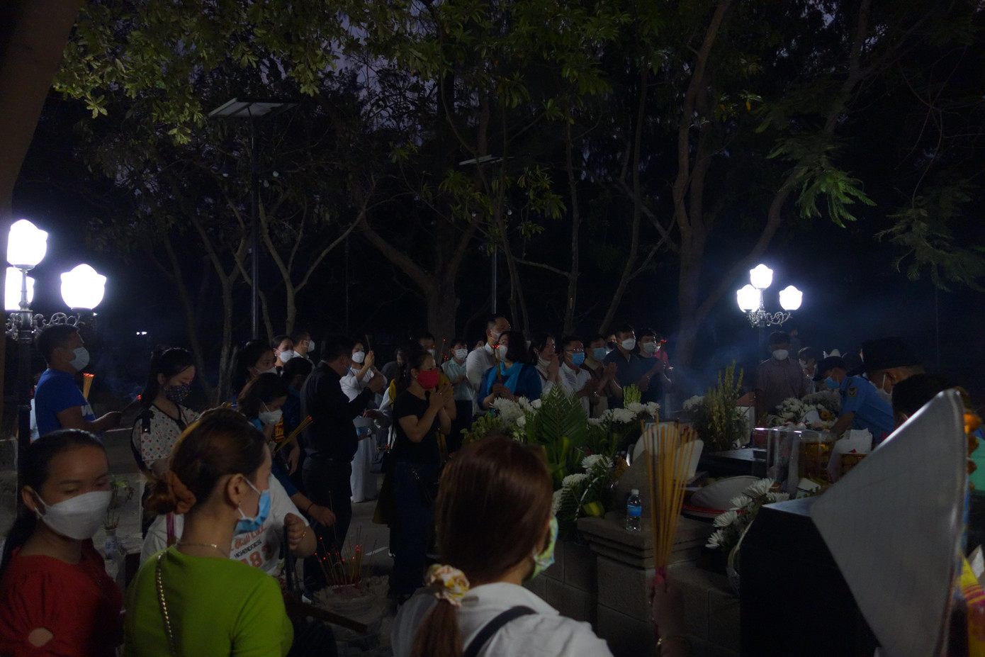 Khách du lịch tới viếng mộ chị Võ Thị Sáu tại Côn Đảo