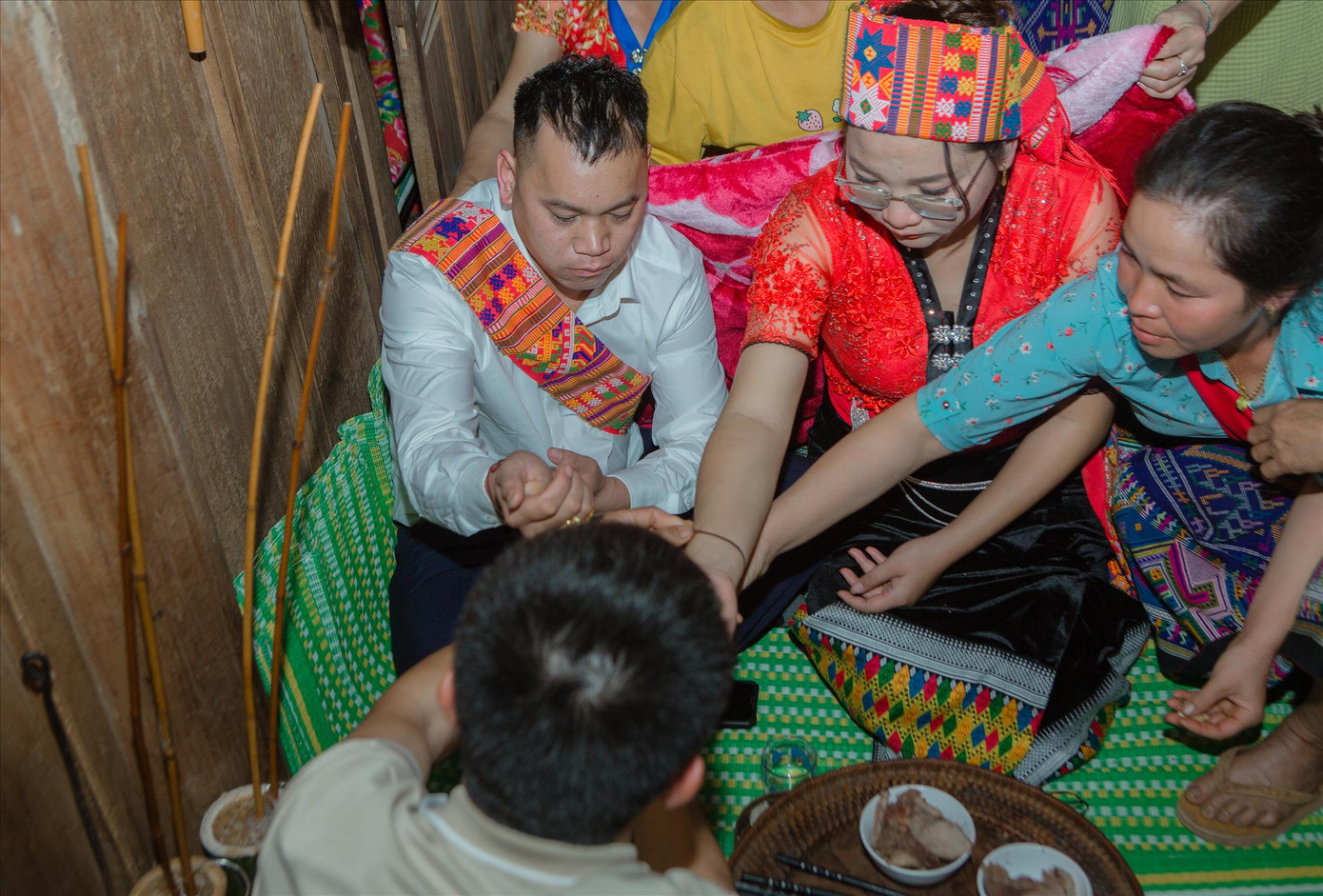 Buộc chỉ cổ tay cho cô dâu - chú rể người dân tộc Thái ở Nghệ An Buộc chỉ cổ tay cho cô dâu - chú rể người dân tộc Thái ở Nghệ An