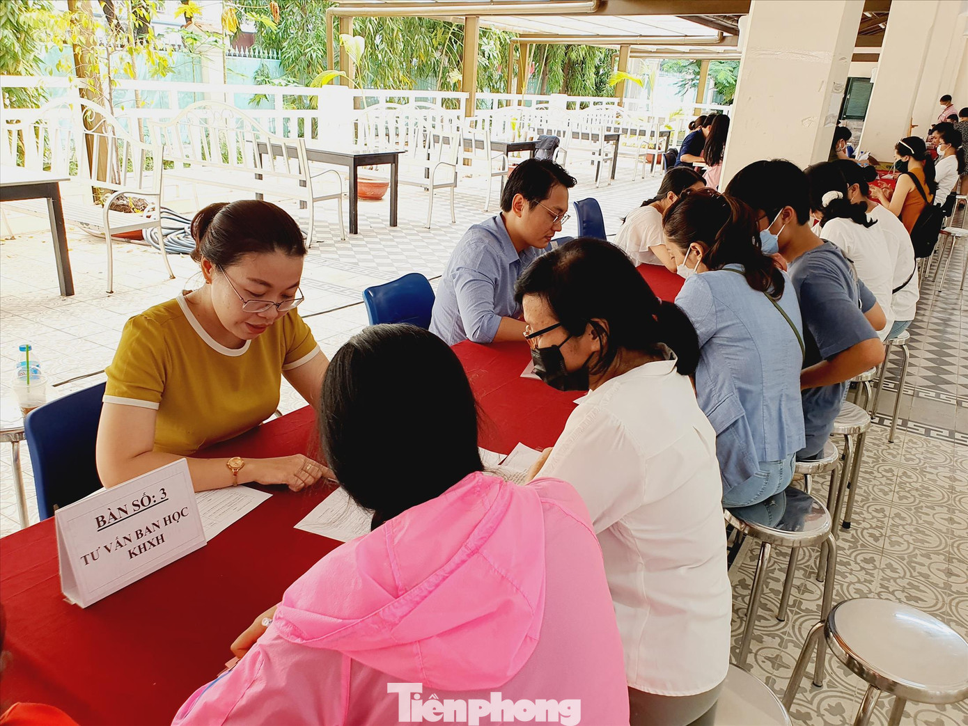 Giáo viên Trường THPT Lê Qúy Đôn (TPHCM) đang tư vấn chọn môn học cho phụ huynh, học sinh. Ảnh: Nguyễn Dũng Giáo viên Trường THPT Lê Qúy Đôn (TPHCM) đang tư vấn chọn môn học cho phụ huynh, học sinh. Ảnh: Nguyễn Dũng