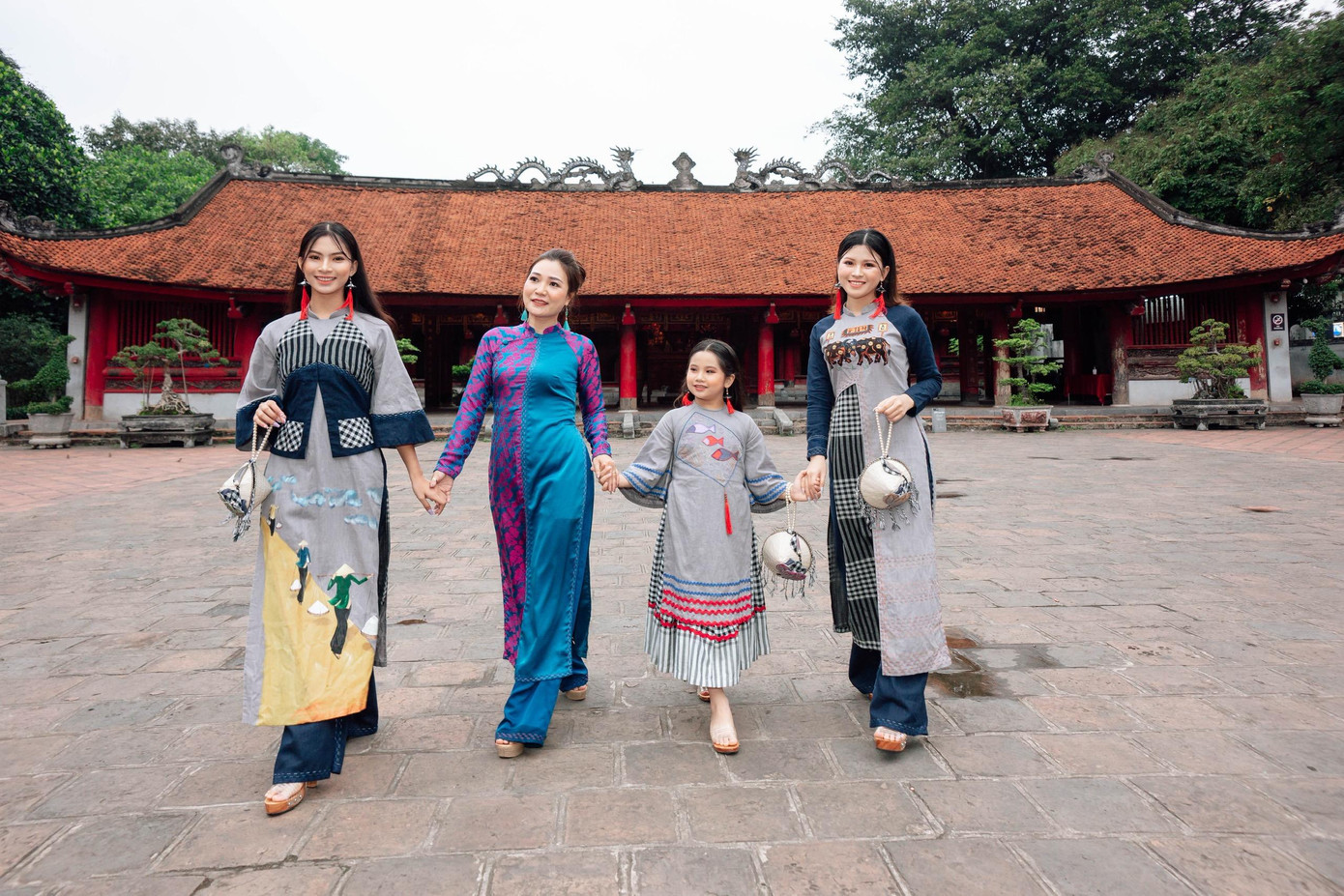 Nhà thơ Huệ Thi (thứ 2 từ trái sang) cùng bộ sưu tập Đất nước Việt Nam