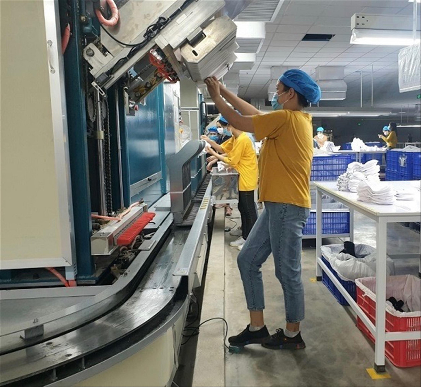 Công nhân Công ty TNHH JASAN Việt Nam, xã Định Liên (Yên Định, Thanh Hóa) trong ca sản xuất