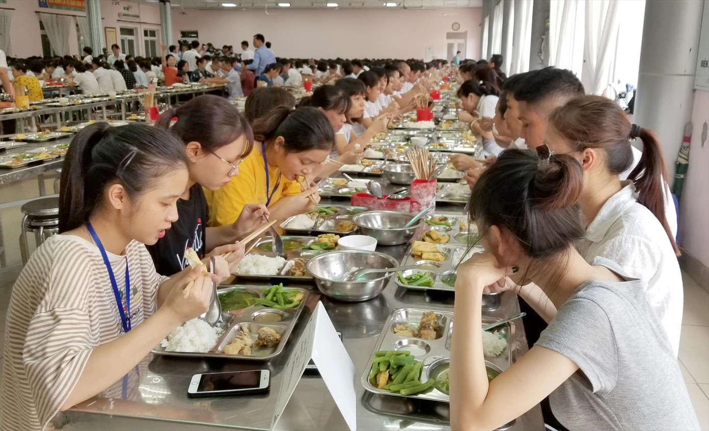 Bữa cơm công nhân tại một nhà máy trong khu công nghiệp. Ảnh: Minh họa