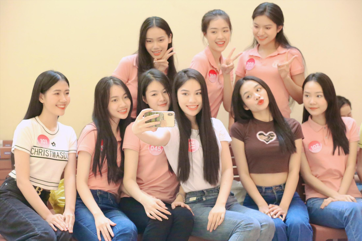 Giữa giờ nghỉ là dịp chụp hình lưu niệm. Ảnh: TRỌNG TÀI