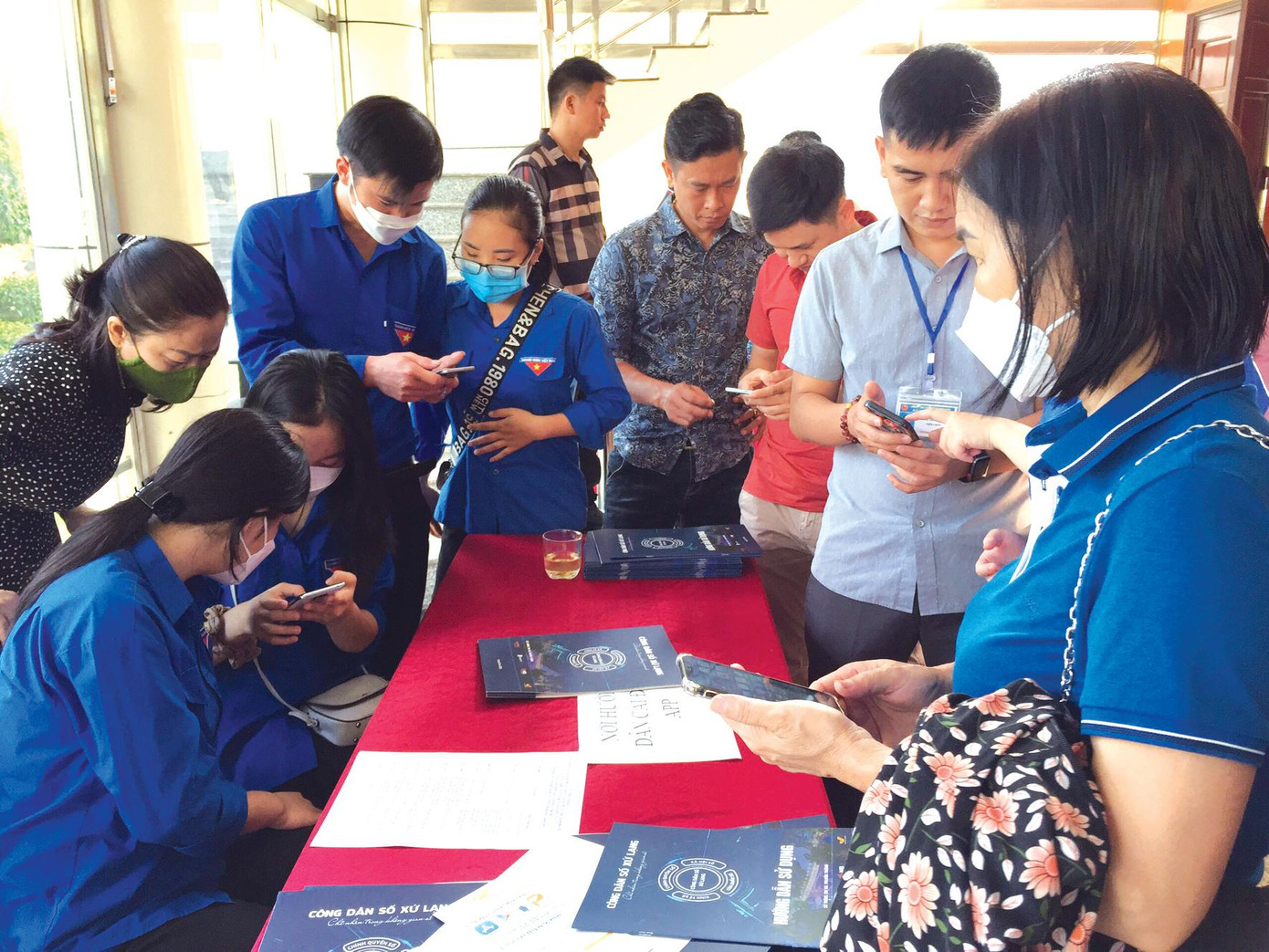 Tuổi trẻ Lạng Sơn hướng dẫn người dân cài đặt cửa hàng số. Ảnh: Duy Chiến Tuổi trẻ Lạng Sơn hướng dẫn người dân cài đặt cửa hàng số. Ảnh: Duy Chiến