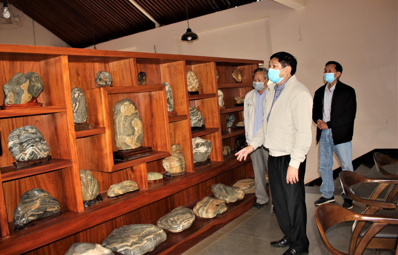 Ông Hiền (trước) giới thiệu đá Suiseki