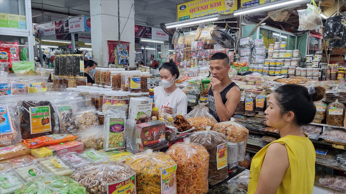 Chợ Hàn đón du khách tới mua hàng liên tục mỗi ngày. Ảnh: T.T