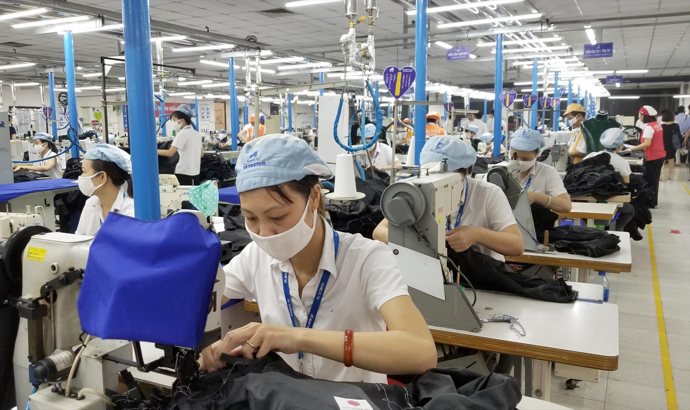 Nhiều người lao động chọn rút bảo hiểm xã hội một lần vì cuộc sống đang gặp khó khăn. Ảnh minh họa: Phạm Thanh Nhiều người lao động chọn rút bảo hiểm xã hội một lần vì cuộc sống đang gặp khó khăn. Ảnh minh họa: Phạm Thanh