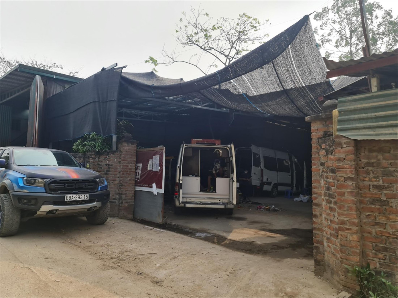 Nhà xưởng hoạt động nhộp nhịp tại khu vực ngoài đê thuộc phường Thượng Cát