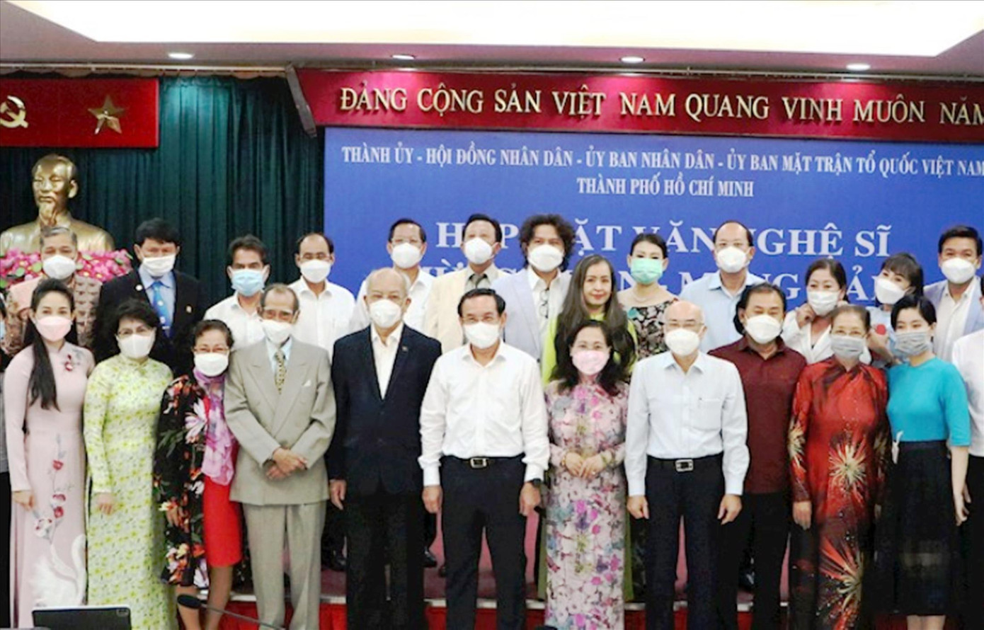 Lãnh đạo TPHCM và các văn nghệ sĩ tại buổi họp mặt đầu năm Nhâm Dần 2022 Lãnh đạo TPHCM và các văn nghệ sĩ tại buổi họp mặt đầu năm Nhâm Dần 2022