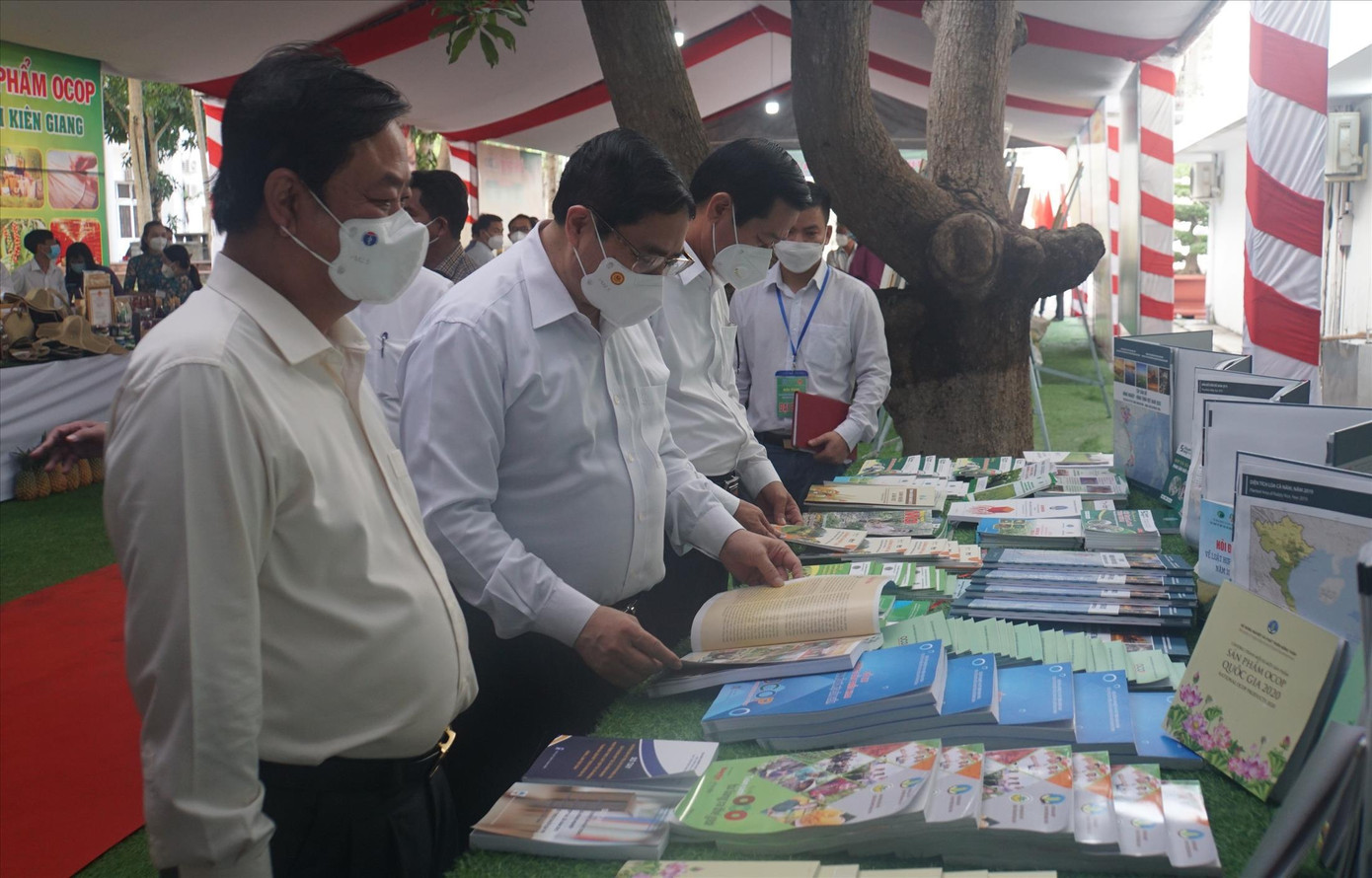 Thủ tướng Phạm Minh Chính (thứ 2 từ trái qua) tham quan gian hàng bên hành lang hội nghị. Ảnh: HÒA HỘI Thủ tướng Phạm Minh Chính (thứ 2 từ trái qua) tham quan gian hàng bên hành lang hội nghị. Ảnh: HÒA HỘI