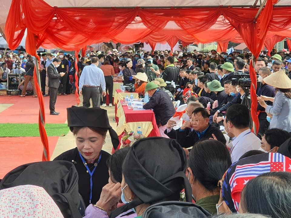 Trai gái giao duyên tại phiên chợ tình. Ảnh: Duy Chiến