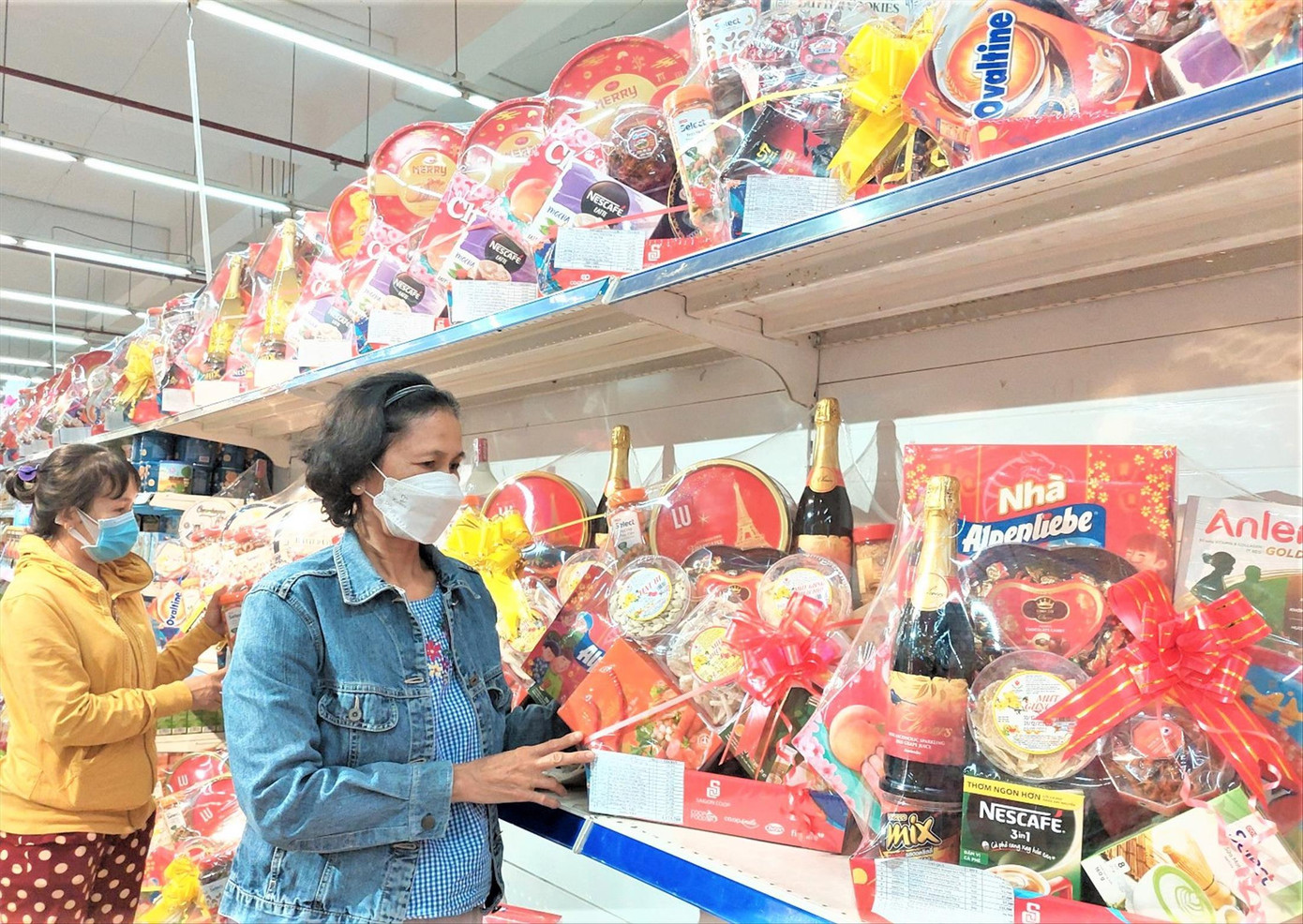 Người dân Bình Dương mua hàng Tết. Ảnh: H.C