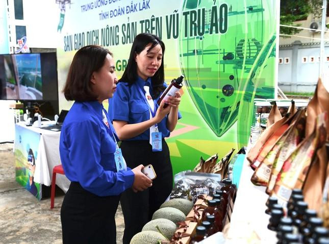 Đại biểu tham quan gian hàng bên hành lang Đại hội Đại biểu tham quan gian hàng bên hành lang Đại hội