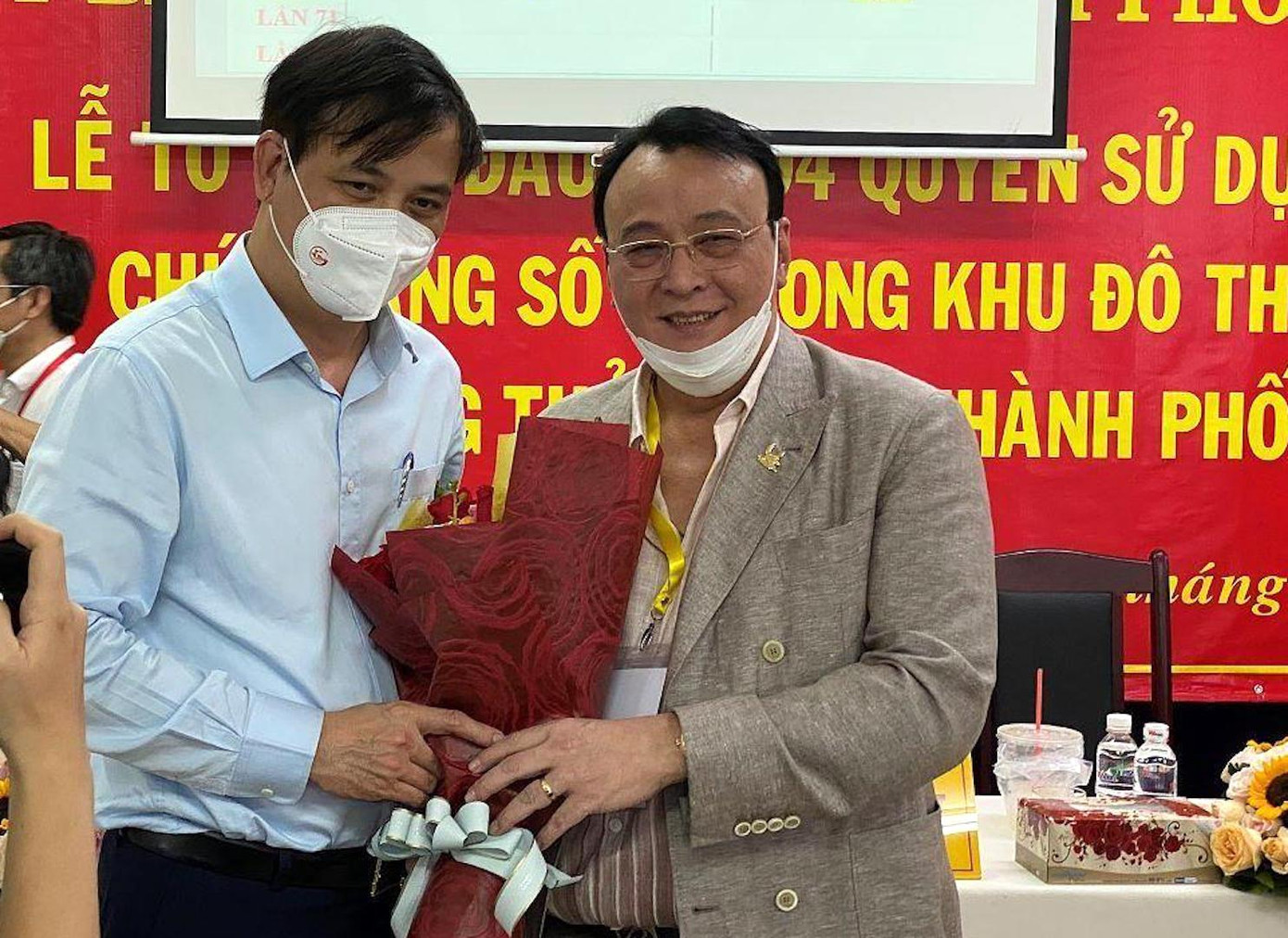 Ông Đỗ Anh Dũng (phải)-Chủ tịch Tập đoàn Tân Hoàng Minh (đơn vị sở hữu Công ty TNHH Đầu tư Bất động sản Ngôi Sao Việt-doanh nghiệp trúng đấu giá lô đất 3-12) nhận hoa chúc mừng từ Phó Chủ tịch UBND TPHCM Lê Hòa Bình. Ông Đỗ Anh Dũng (phải)-Chủ tịch Tập đoàn Tân Hoàng Minh (đơn vị sở hữu Công ty TNHH Đầu tư Bất động sản Ngôi Sao Việt-doanh nghiệp trúng đấu giá lô đất 3-12) nhận hoa chúc mừng từ Phó Chủ tịch UBND TPHCM Lê Hòa Bình.