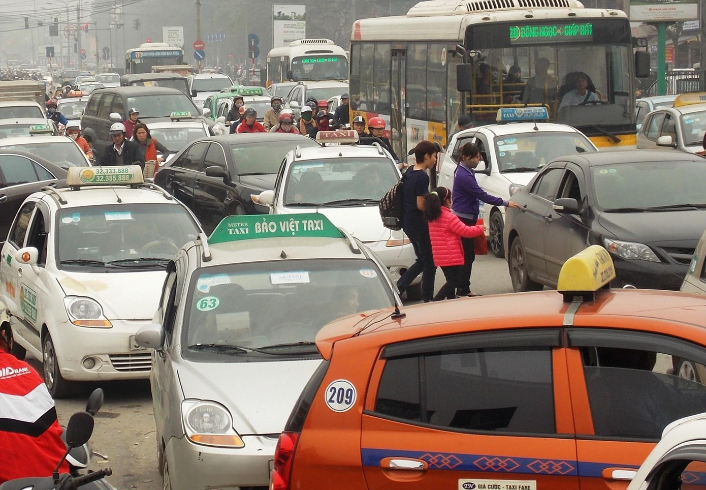 Dịch diễn biến kéo dài, giá xăng dầu tăng cao dẫn đến khó khăn cho tài xế hoạt động taxi