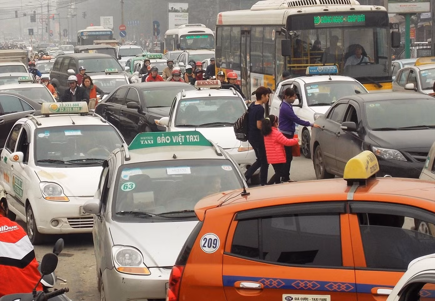 Dịch diễn biến kéo dài, giá xăng dầu tăng cao dẫn đến khó khăn cho tài xế hoạt động taxi Dịch diễn biến kéo dài, giá xăng dầu tăng cao dẫn đến khó khăn cho tài xế hoạt động taxi