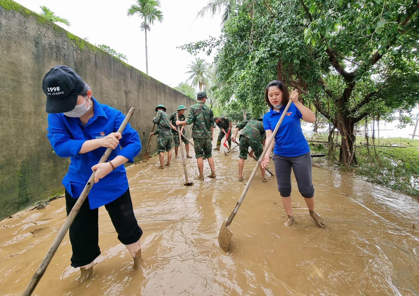 Các tình nguyện viên lội bùn giúp dân dọn đường sá, nhà cửa sau mưa lũ. Ảnh: NVCC Các tình nguyện viên lội bùn giúp dân dọn đường sá, nhà cửa sau mưa lũ. Ảnh: NVCC