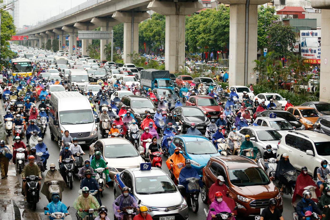Ùn tắc giao thông trên đường Nguyễn Trãi (Hà Nội). Ảnh: Như ý Ùn tắc giao thông trên đường Nguyễn Trãi (Hà Nội). Ảnh: Như ý