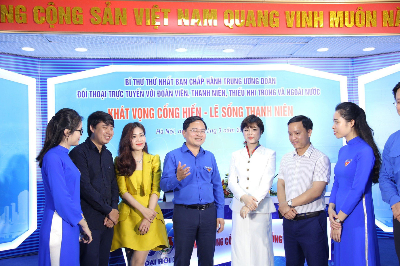 Anh Nguyễn Anh Tuấn, Ủy viên T.Ư Đảng, Bí thư thứ nhất T.Ư Đoàn trò chuyện với đoàn viên, thanh niên tại buổi đối thoại. Ảnh: Minh Đức