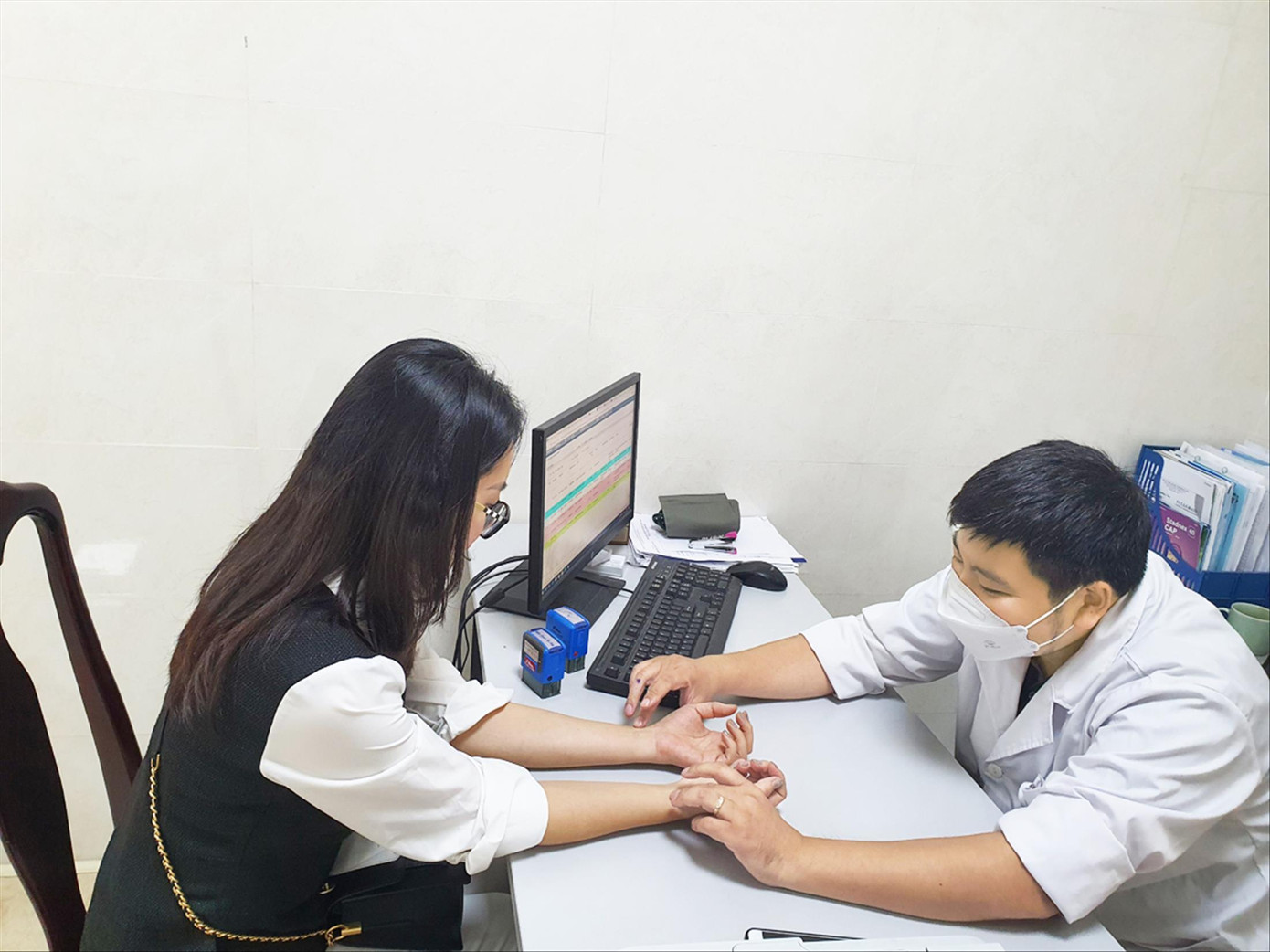 Bác sĩ Nguyễn Tiến Dũng đang khám cho một bệnh nhân bị liệt mặt