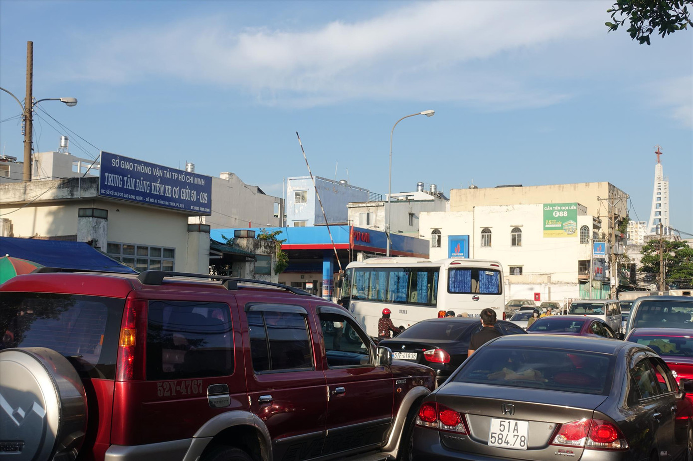 Phương tiện xếp hàng dài bên ngoài Trung tâm Đăng kiểm 50-02S (quận 11). Ảnh: Hữu Huy Phương tiện xếp hàng dài bên ngoài Trung tâm Đăng kiểm 50-02S (quận 11). Ảnh: Hữu Huy