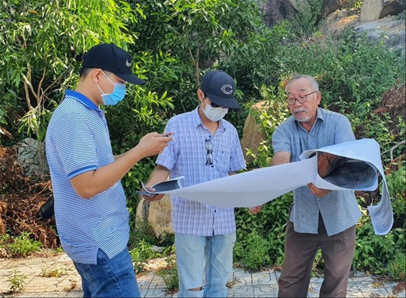 Ông Nguyễn Văn Bình (bên phải ảnh) cung cấp thông tin cho báo chí về dự án Sông Lô. Ảnh: Công Hoan