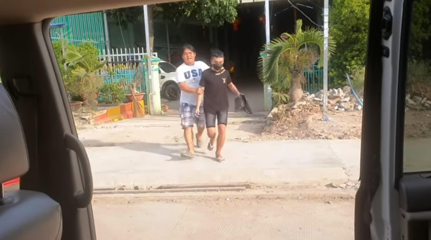 Hiệp sĩ Nguyễn Thanh Hải (trái) đưa các nạn nhân ra xe sau khi trao tiền chuộc cho những người đang quản thúc các lao động Việt Nam Hiệp sĩ Nguyễn Thanh Hải (trái) đưa các nạn nhân ra xe sau khi trao tiền chuộc cho những người đang quản thúc các lao động Việt Nam