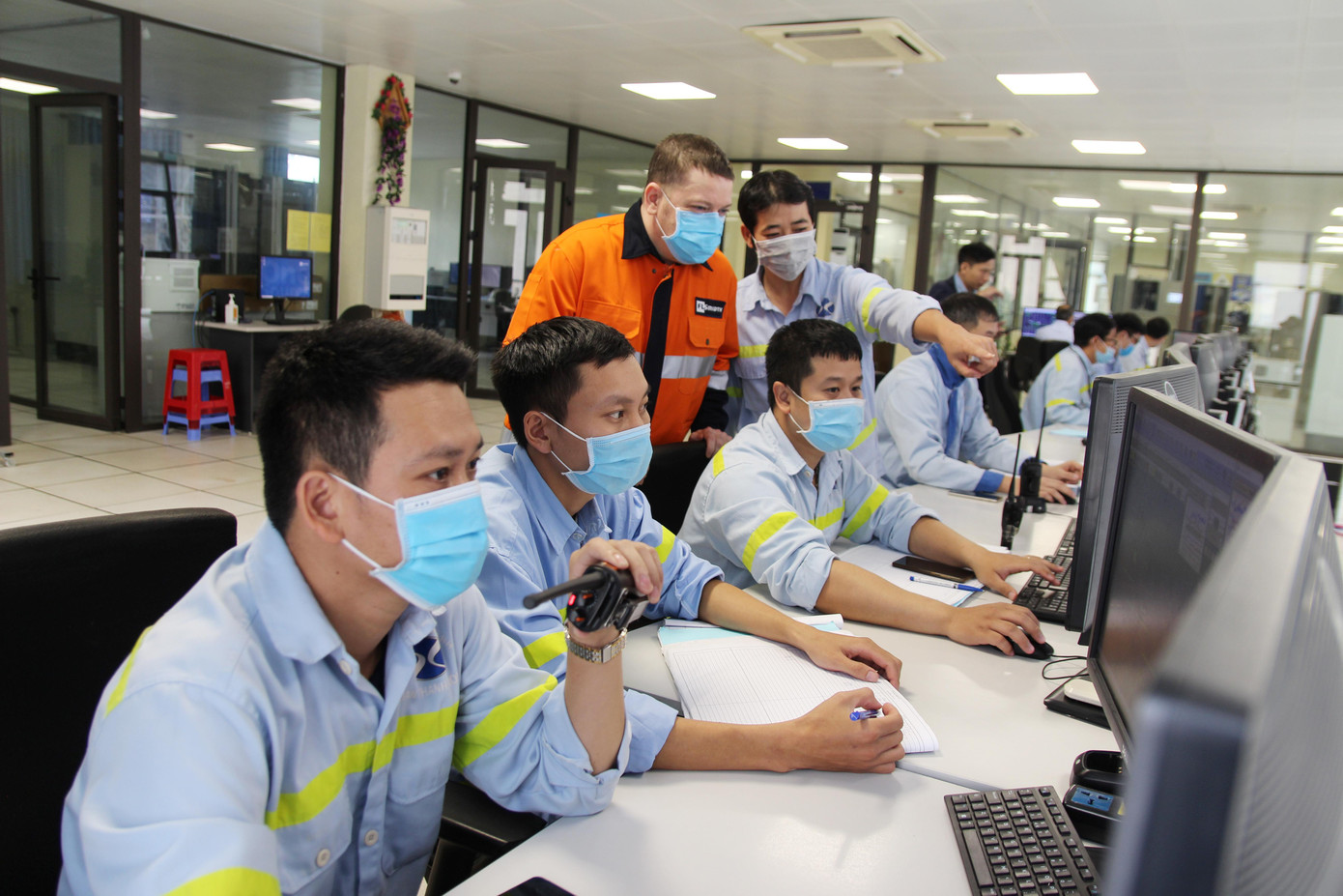 Toàn bộ dây chuyền sản xuất được vận hành tự động từ khâu tiếp nhận nguyên, nhiên liệu đến khâu xuất sản phẩm thông qua hệ thống máy tính và PLC tại Phòng Điều khiển trung tâm CCR- Nơi được ví như “ trái tim, bộ não” của nhà máy Toàn bộ dây chuyền sản xuất được vận hành tự động từ khâu tiếp nhận nguyên, nhiên liệu đến khâu xuất sản phẩm thông qua hệ thống máy tính và PLC tại Phòng Điều khiển trung tâm CCR- Nơi được ví như “ trái tim, bộ não” của nhà máy