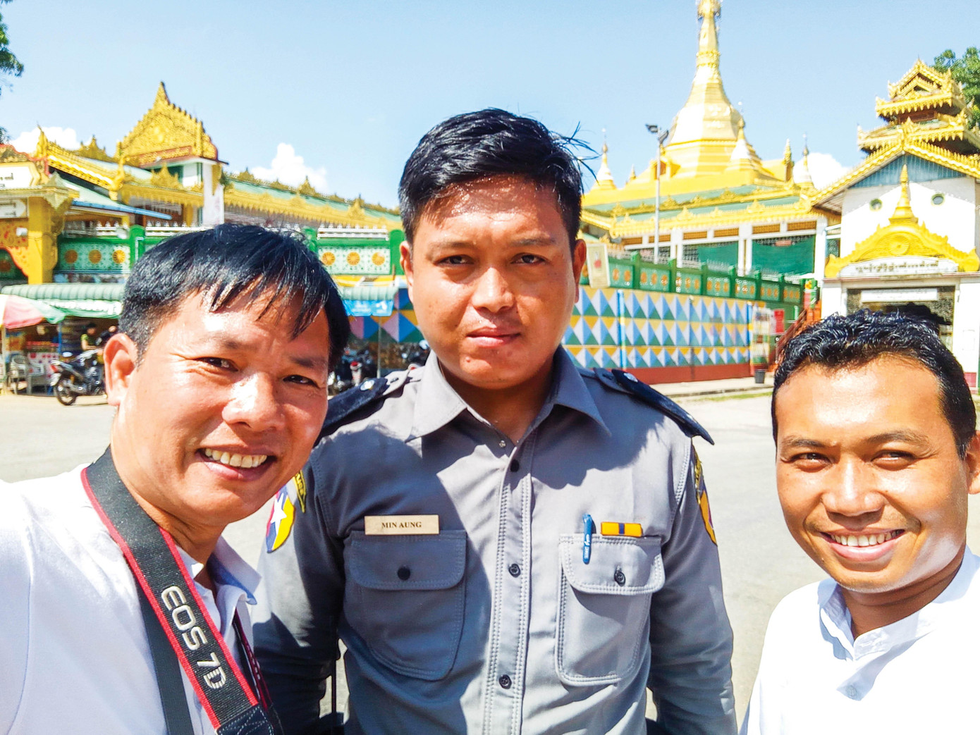 Tác giả và cảnh sát Aung tại bang Kayin