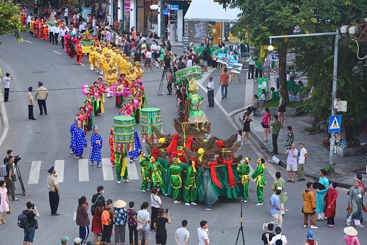 Quận Hoàn Kiếm tổ chức Lễ rước theo nghi lễ truyền thống quanh phố cổ và phố đi bộ hồ Hoàn Kiếm nhân dịp đón nhận bằng xếp hạng Di tích quốc gia đặc biệt Thăng Long tứ trấn đền Bạch Mã. ảnh: Duy phạm