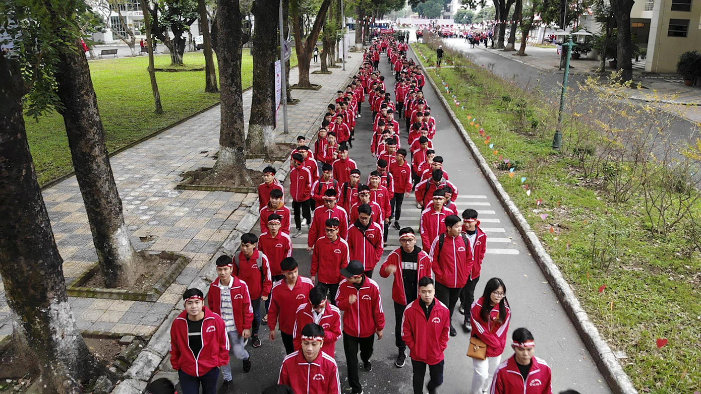 Sinh viên diễu hành cổ động cho ngày Chủ nhật Đỏ năm 2021. Ảnh: Hoàng Mạnh Thắng