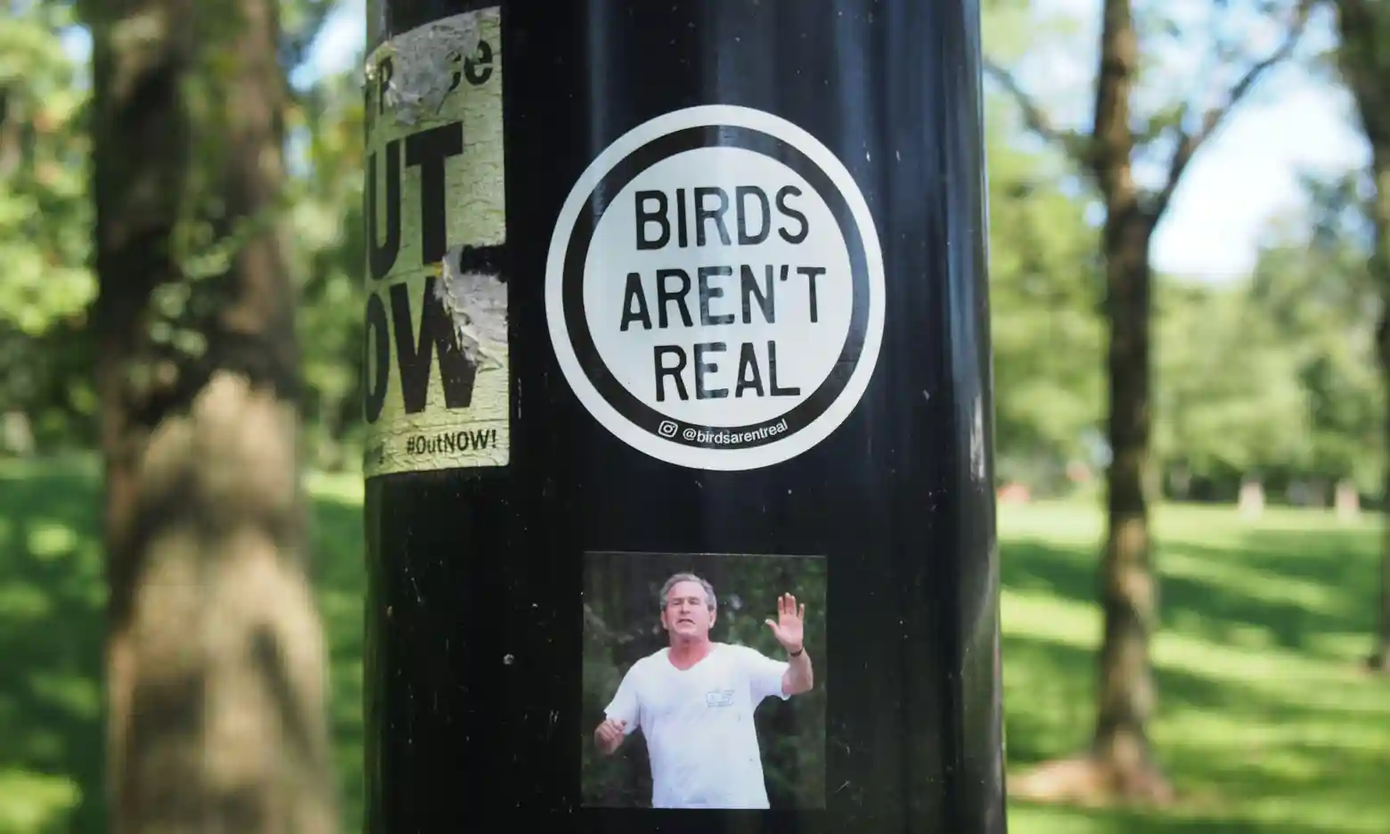 Một hình dán tuyên truyền về thuyết âm mưu