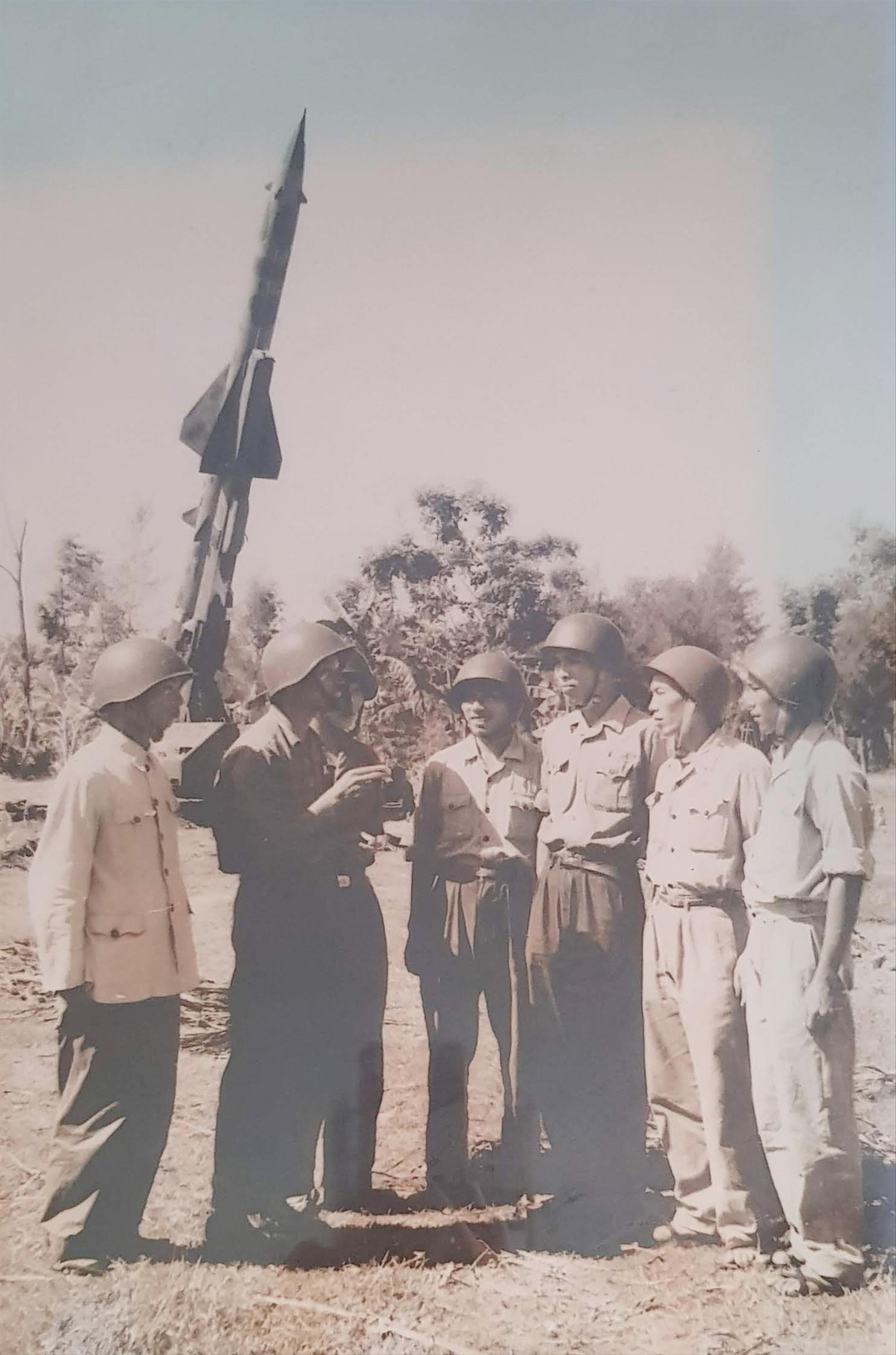 Ông Nguyễn Quang Hùng (thứ 3 từ phải sang) cùng kíp chiến đấu của Tiểu đoàn 62. Ảnh: NHÂN VẬT CUNG CẤP