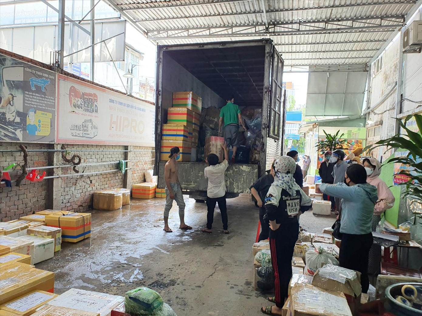 Doanh nghiệp vận tải chật vật tìm cách thích ứng với giá xăng dầu tăng phi mã. Ảnh: Ngô Bình Doanh nghiệp vận tải chật vật tìm cách thích ứng với giá xăng dầu tăng phi mã. Ảnh: Ngô Bình