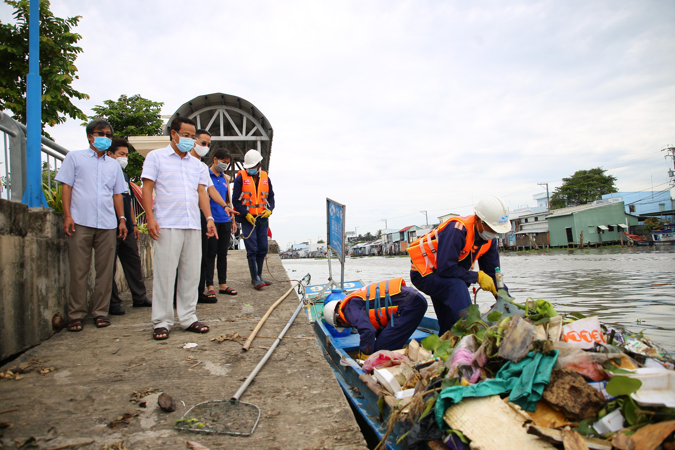 Ông Nguyễn Văn Hôn - Chủ tịch UBND TP. Rạch Giá (áo trắng) kiểm tra công tác thu gom rác. Ảnh: Nhật Huy Ông Nguyễn Văn Hôn - Chủ tịch UBND TP. Rạch Giá (áo trắng) kiểm tra công tác thu gom rác. Ảnh: Nhật Huy